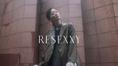 山下美月が纏う「RESEXXY(リゼクシー)」の“クールフェミニン”な秋ビジュアル公開